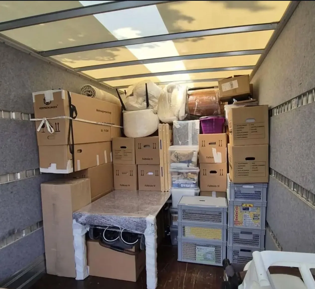 Fachgerecht verpackte Möbel im Transporter