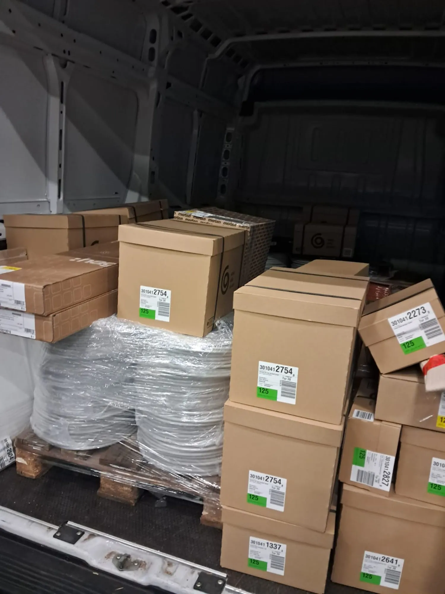 Innenansicht Transporter mit Paketen