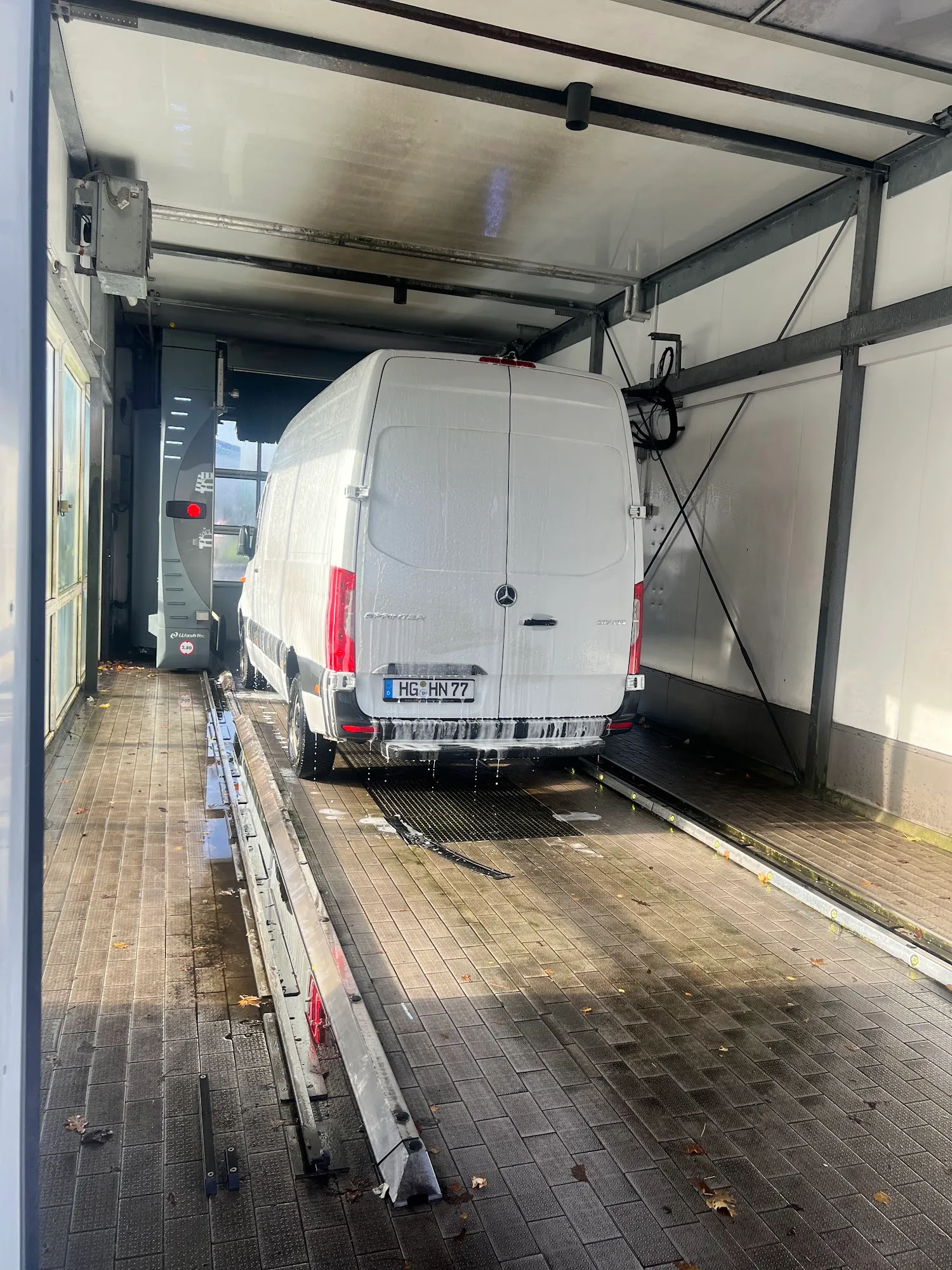 Mercedes Sprinter von HN Express in der Waschanlage